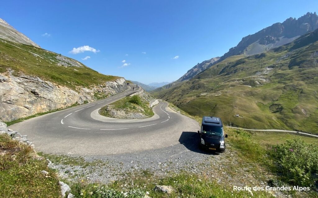 Route des Grandes Alpes: Ortsunabhängig arbeiten als digitale Nomaden und das Leben genießen mit unserem Lifestyle Business
