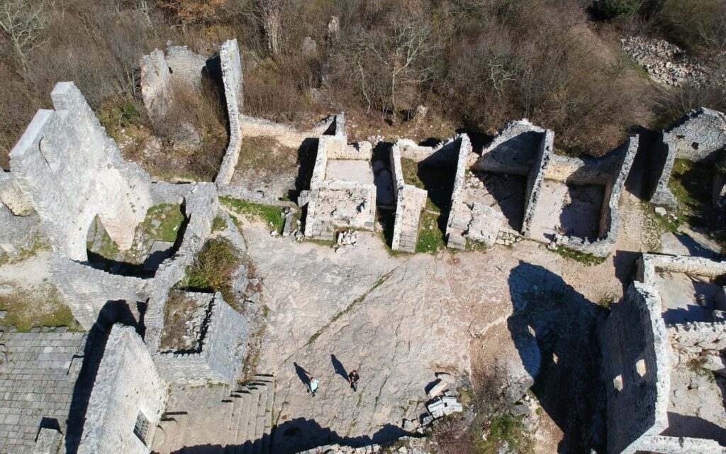 Die verlassene Ruinenstadt Dvigrad in Istrien – ein spannender Lost Place für Entdecker auf einer Kroatien-Rundreise.