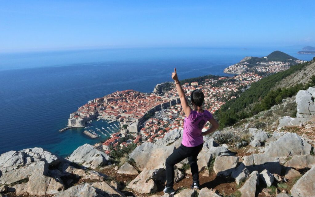 Wildcamping mit dem Wohnmobil oberhalb von Dubrovnik – spektakuläre Aussicht auf die beleuchtete Stadt und die kroatische Küste bei Nacht.