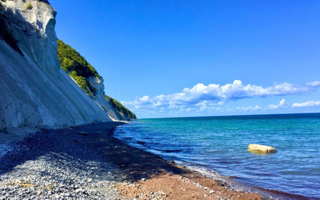 Die weißen Kreidefelsen von Møns Klint – Highlight einer Rundreise durch Dänemark mit dem Wohnmobil.