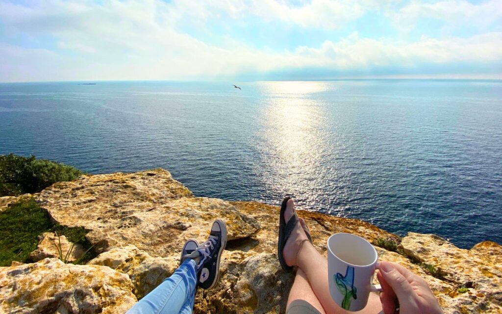 Soulcation Moment: Espresso genießen beim Roadtrip an der Küste von Spanien – We love to travel