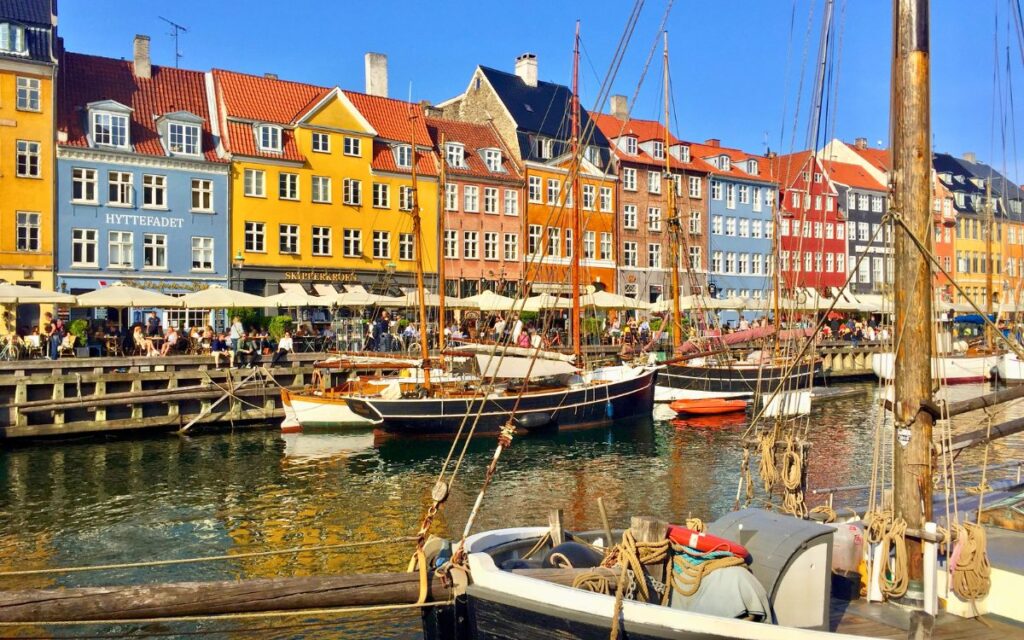 Bunte Giebelhäuser am Nyhavn in Kopenhagen – Städtetrip während einer Wohnmobil Tour durch Dänemark.