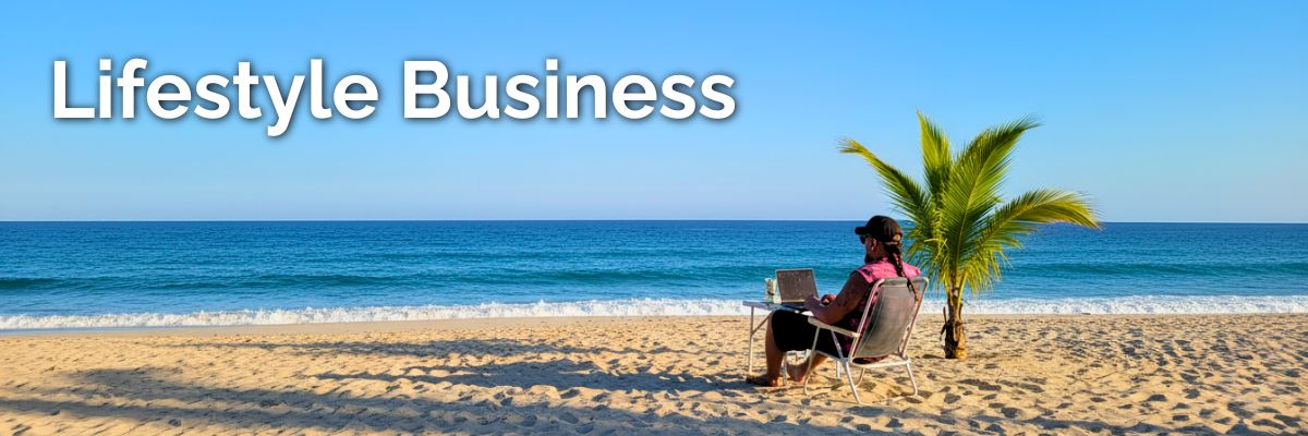 Tascha und Patrick arbeiten an ihrem Lifestyle Business am Strand von Portugal