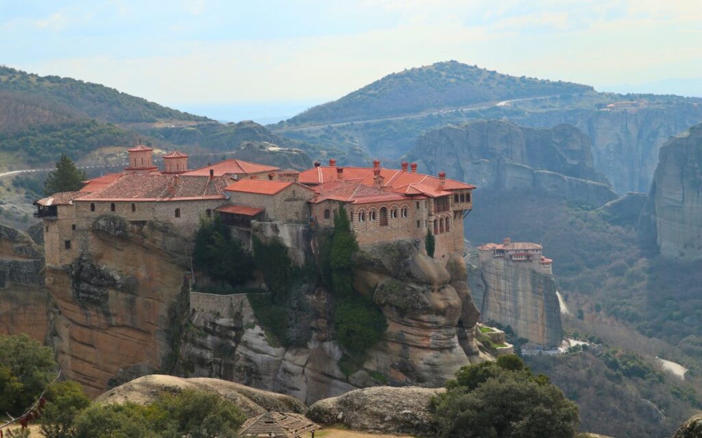 Die schwebenden Meteora-Klöster in Griechenland auf ihren markanten Felsnadeln – UNESCO Weltkulturerbe und Highlight der Reise.