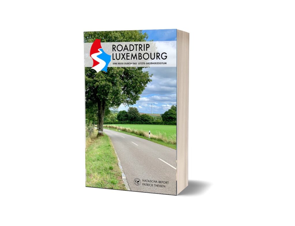 Gedrucktes Roadbook für einen Roadtrip durch Luxemburg als Reiseinspiration.